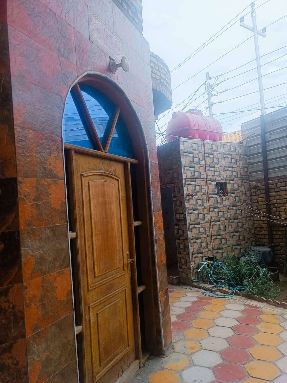 بيت للبيع 200م طابو حي اور الثانيه شارع السبيس المربع الأول عرض الشارع 15م طابقين كونكريت طابوق مسلح خمسة غرف باقي التفاصيل خاص
 *********** ناصرية, ذي قار
