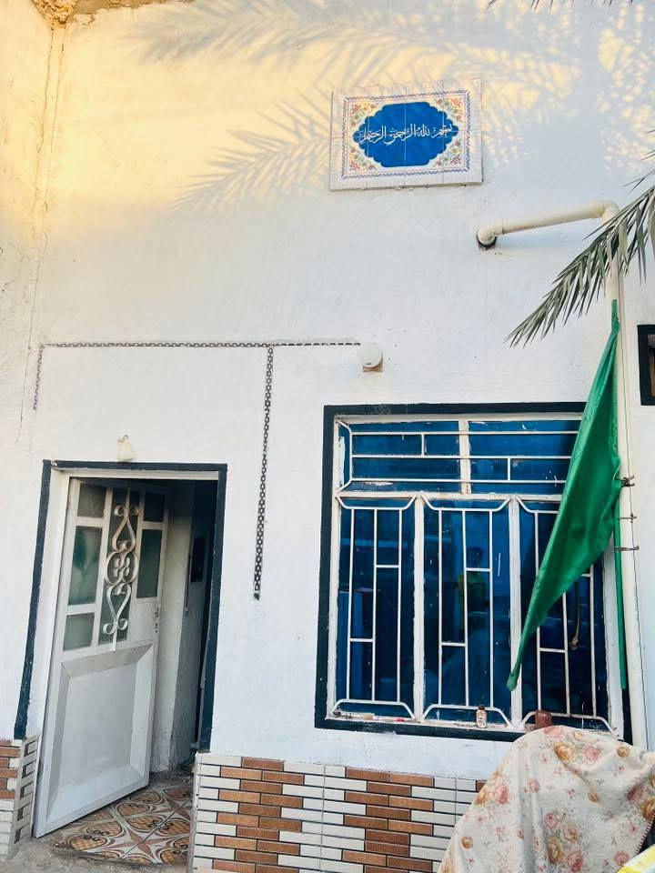 اللهم صلي على محمد وآل محمد
الدار للبيع المساحة 200طابو صرف تفاصيل البيت صاله وستقبال وصحيات داخلي وخارجي وحديقه ومطبخ وتارك وحوش وغرفتين البيت وصطح الاساس طب كونكريت وسقف عكاده  المكان ابو صخير غلف اعدادي الصناعه قرب مرقد سيد حسن المقتدر  سعره مناسب جداً يعني سعر الطابو الزراعي اغله منه  الاستفسار ***********
