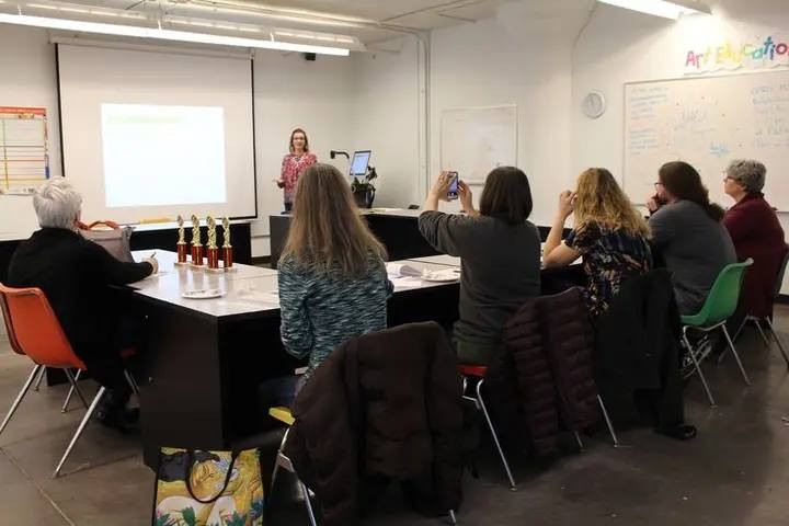 🇫🇷 عروض شهر يناير 2026 – دورة محادثة اللغة الفرنسية 🗣️
طوّر قدرتك على التحدث بالفرنسية بثقة وبطريقة عملية، وابدأ رحلتك مع لغة جديدة بأسلوب تفاعلي يركز على الكلام من أول حصة
نعلن عن عروض شهرية خاصة لكل من يرغب بتقوية مهارة المحادثة باللغة الفرنسية، حيث تعتمد الدورة بشكل أساسي على التطبيق العملي والتواصل المباشر دون تعقيد

📘 دورة محادثة فرنسي أونلاين
(عبر Google Meet)

🔹 ماذا ستتعلم في هذه الدورة؟

التحدث باللغة الفرنسية منذ اليوم الأول🏅
بناء الثقة أثناء الحوار والنقاش🥇
تحسين النطق وسرعة الاستجابة🥈
استخدام الفرنسية في الحياة اليومية والعمل🎖️
كسر حاجز الخجل والتردد أثناء الكلام✨
👩🏻‍🏫
تدريس مباشر مع اساتذه. متخصصين 
⭐ خبرة تعليمية تتجاوز 35 سنة
👥 مجموعات محدودة لضمان مشاركة فعّالة لكل متدرب
🕒 أوقات مرنة تناسب الطلبة والموظفين
🎯 الدورة مناسبة لـ:
الطلبة
الموظفين
الخريجين
أي شخص يرغب بالتحدث بالفرنسية بطلاقة وثقة

🔥 عروض وخصومات شهرية مستمرة
⚠️ المقاعد محدودة والتسجيل حسب الأسبقية

📩 للاستفسار والتسجيل، أرسل رسالة الآن
📲 أو تواصل عبر واتساب:
+964 750 544 8548
✨ اجعل كل شهر خطوة جديدة نحو إتقان المحادثة باللغة الفرنسية
================
#دورة_محادثة_فرنسي
#FrenchSpeaking
#ParlerFrançais
#تعلم_اللغة_الفرنسية
#تعليم_اونلاين
#خصومات_شهر_يناير
