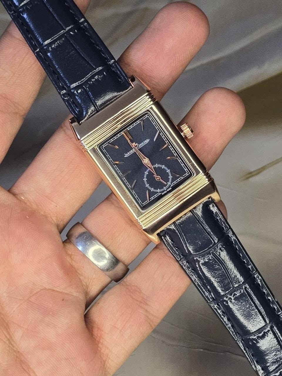 ساعة من ماركة Jaeger‑LeCoultre Reverso 

تحفة فنية 
مصممة لضباط البولو
مكينة كوارتز
وجه قلاب للحفاظ ع الساعة
ميناء فخمة نيلي مع سنتر ثواني منفصل 
زجاج معدني ضد الخدش 
مقاومة ماء وغبار 
سير جلد نيلي طبيعي
القطعة وزن ثقيل 
قفل اصلي 
مختمة بالكامل 

السعر:- 35 الف ع اول تم 
للحجز والاستفسار يرجى مراسلة الصفحه
او واتساب ***********
#ساعات #فولو #لايك #اكسبلور #متابعة
