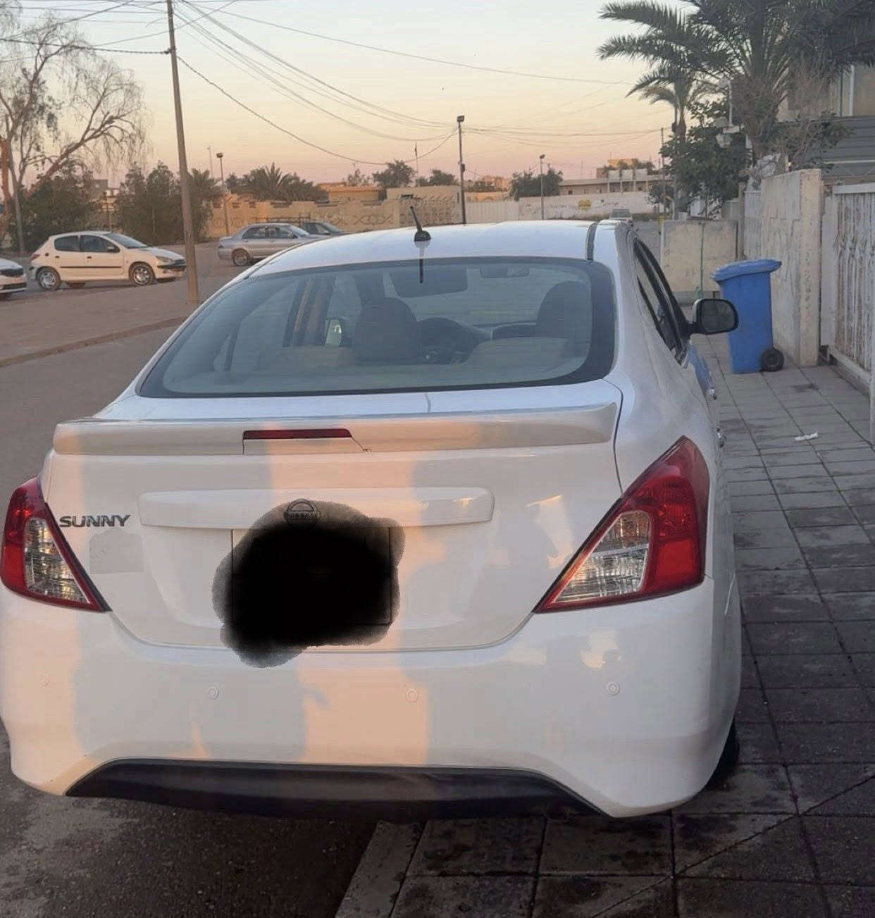 نيسان سني موديل 2019، رقم أربيل،
نظيفة جداً.

مواصفات السيارة:
تحكم بالستيرن،
مانع انزلاق،
أوفر درايف،
مرايا كهربائية،
تبريد ثلج،
كير أوتوماتيك.

توجد بها طخّة بسيطة في الدوسة بحجم شبر تقريباً وتم إصلاحها.
ماشية 130 ألف كم
السعر 100 بيها مجال 
رقم الهاتف (***********)
