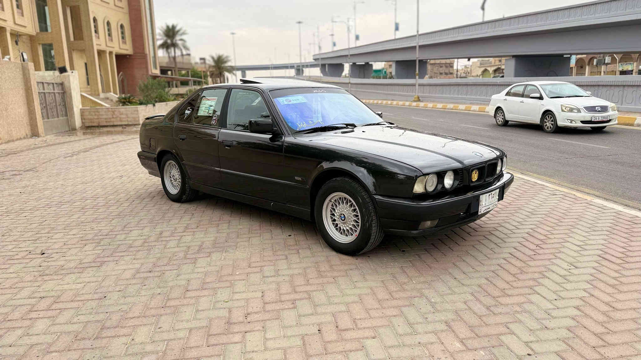 سلا عليكم بي ام 525اصل وفصل رقم صلاح الدين مشروع وطني سنويه2028كير  توتماتيك محرك مسكر عدل غرفه جديده جلد بجم عريض  تبريد قطعتين  سلايت جام كهرباء اربعه صبغ جماليه فقط تخم تاير جديد صدر خلفي امامي جديد سياره احله من الصور سعر65بيها مجال مكاني صلاح الدين ‭0772 918 1526
