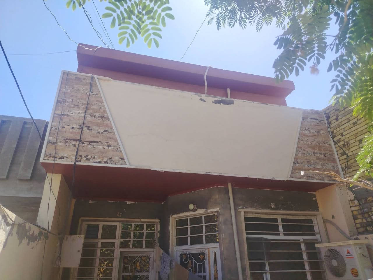 🏡 بيت للبيع — فرصة ممتازة
📍 الموقع: الكوفة شارع عبد العال — حي السهيلية
📐 المساحة: 150 متر
↔️ الواجهة: 6.5 متر
📏 النزال: 24 متر
🏠 البناء: طابقين
🛏 عدد الغرف: 3 غرف

بيت مرتب بمواصفات جميلة وموقع مميز، مناسب للعائلة ويوفر مساحة مريحة وتصميم عملي.

💰 السعر: 135 مليون قابل للتفاوض

للاستفسار والتواصل / ***********
