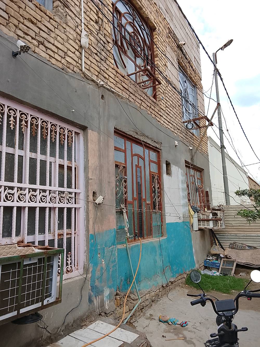 بيت شارع سالم ٧٥م طابقين اربع غرف ومطبخ وحمام ركن على شارعين جاهز للسكن *********** تفاصيل اكثر تجي وشوف وتقتنع 