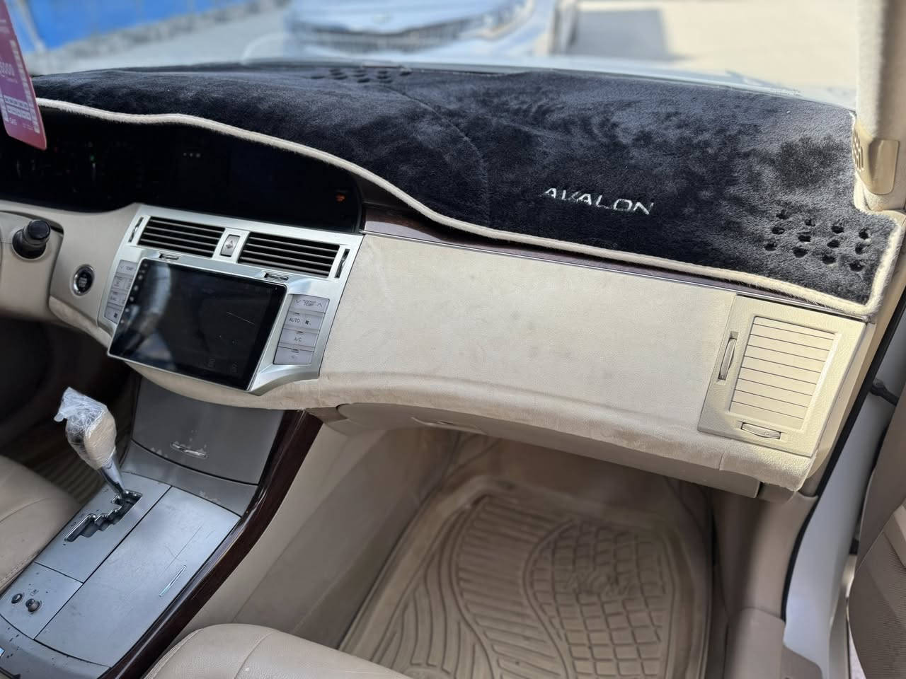 افلون 2008 خليجي 
بدون صبغ 
مكينة جديده مع كامل التفرعات 
تبريد جديد 
حداديه 100‎%‎
بيه باب الصدر مبدله نفس اللون 
بأسمي مكاني الديوانية 
140 
***********
