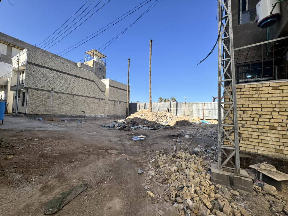 .
السلام عليكم 

قطعه في الروضتين للبيع 

٤٠٠ متر 

الواجه ٢٢ متر 

تباع نصفها او كامله 

للاستفسار ***********

تبعد اقل الكيلو عن الامام
