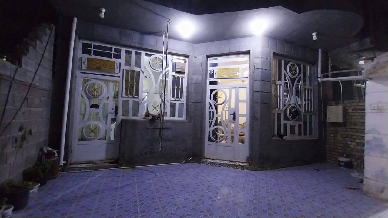 مشتمل طابو صرف ١٥٠متر للبيع حي الكرار وجهه على المتنزه وخدمات كاملة بناءحديث طابوق وسكف صب غرفة نوم واحدة وصالة واستقبال ومطبخ للاستفسار الاتصال ***********
