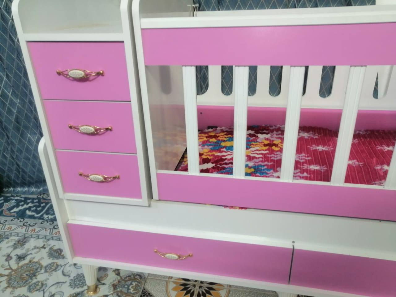 سرير اطفال جديد قليل الستعمال وسعر مناسب 
لستفسار ***********
