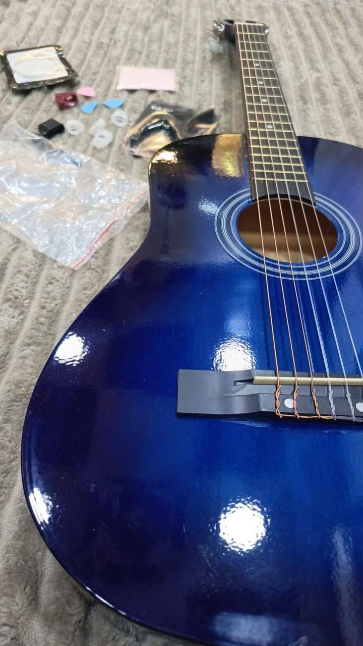 السلام عليكم 
🎸 فرصة لعشاق الموسيقى!

گيتار أكوستك بلون أزرق أنيق، مناسب للمبتدئين واللي يحبون يتعلمون العزف بسهولة. صوت واضح وتصميم جميل يخليك تستمتع بكل نغمة 🎶

يجي ويا مجموعة ملحقات كاملة:
✔️ كابو لتغيير النغمات بسهولة
✔️ ريش عزف بعدة ألوان
✔️ أوتار احتياط
✔️ أدوات ضبط الأوتار
✔️ إكسسوارات مساعدة للعزف

🎁 مناسب للتعلم أو كهدية مميزة لمحبي الموسيقى.

💰 السعر: 75,000 دينار فقط
🚚 التوصيل متوفر ومشمول بالسعر

📩 للحجز والاستفسار راسلنا على الخاص

#گيتار #موسيقى #تعلم_العزف #آلات_موسيقية #عروض


**إذا كنت صاحب هذا الإعلان وتريد حذفه لأي سبب، رجاءا أرسل رسالة إلى الدعم الفني**