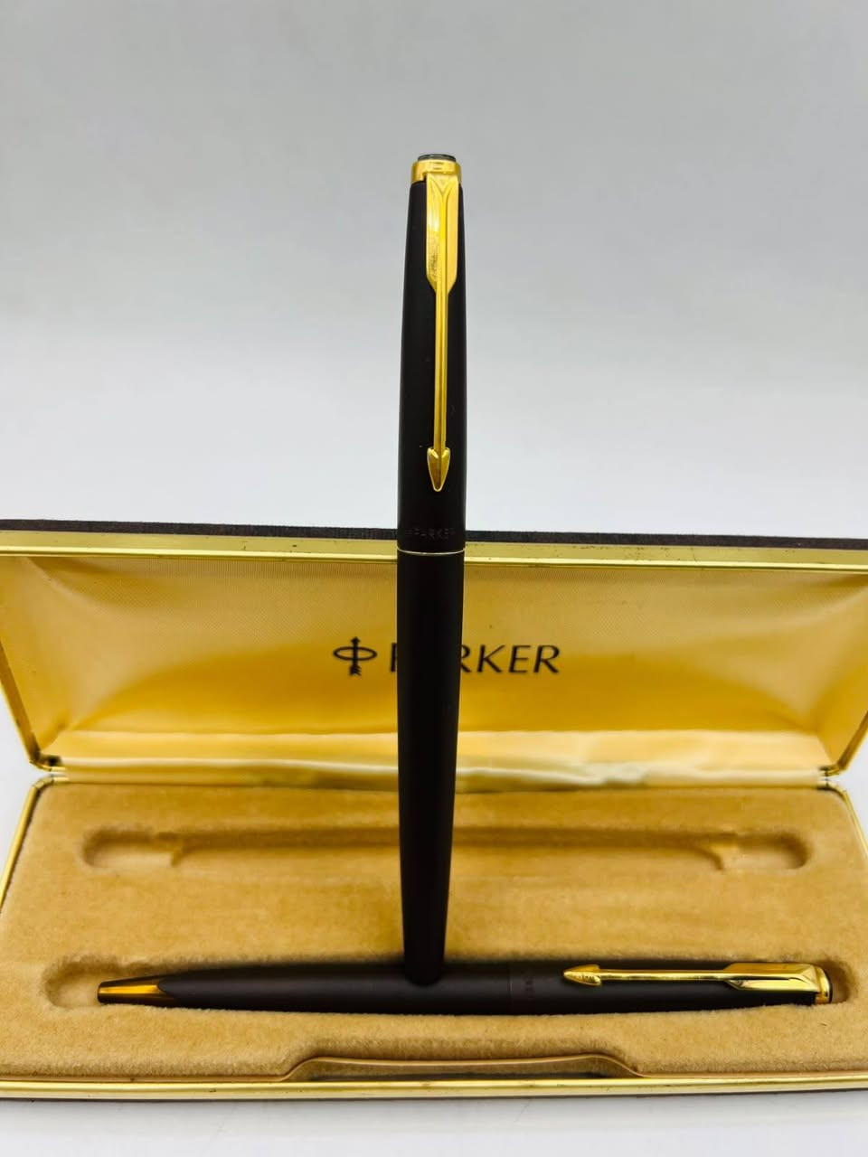 تحية طيبة  ،،، 
      #سيت_اقلام_باركر_فالكون_50 PARKER FALCON  
            الصنع : امريكي #اصلي  ، MADE IN USA  ، 
#جديد غير مستخدم  ، إنتاج #قديم  ، بالعلبة #الأصلية  ، 
حبر + جاف / اصدار #لكر مميز ونادر ، لون بني #مات غير لامع ، طلاء #ذهب ثابت  ، إنتاج الثمانينات  ، 
السعر :  190 الف ، 
يوجد توصيل  .


**إذا كنت صاحب هذا الإعلان وتريد حذفه لأي سبب، رجاءا أرسل رسالة إلى الدعم الفني**
