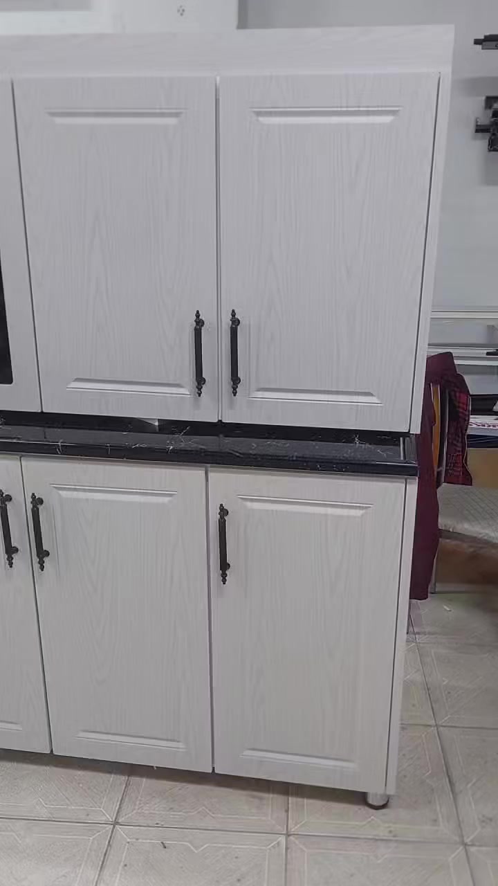 كاونتر المنيوم ابواب خشب. السعر مليون 400الف ( hdf) 3امتار الكاونتر و 3امتار الملحق وسنك متر ونص كامل مرمر وتوصيل لحد البغداد مجاني  راسلني عالاواتساب ***********جديد العنوان اربيل
