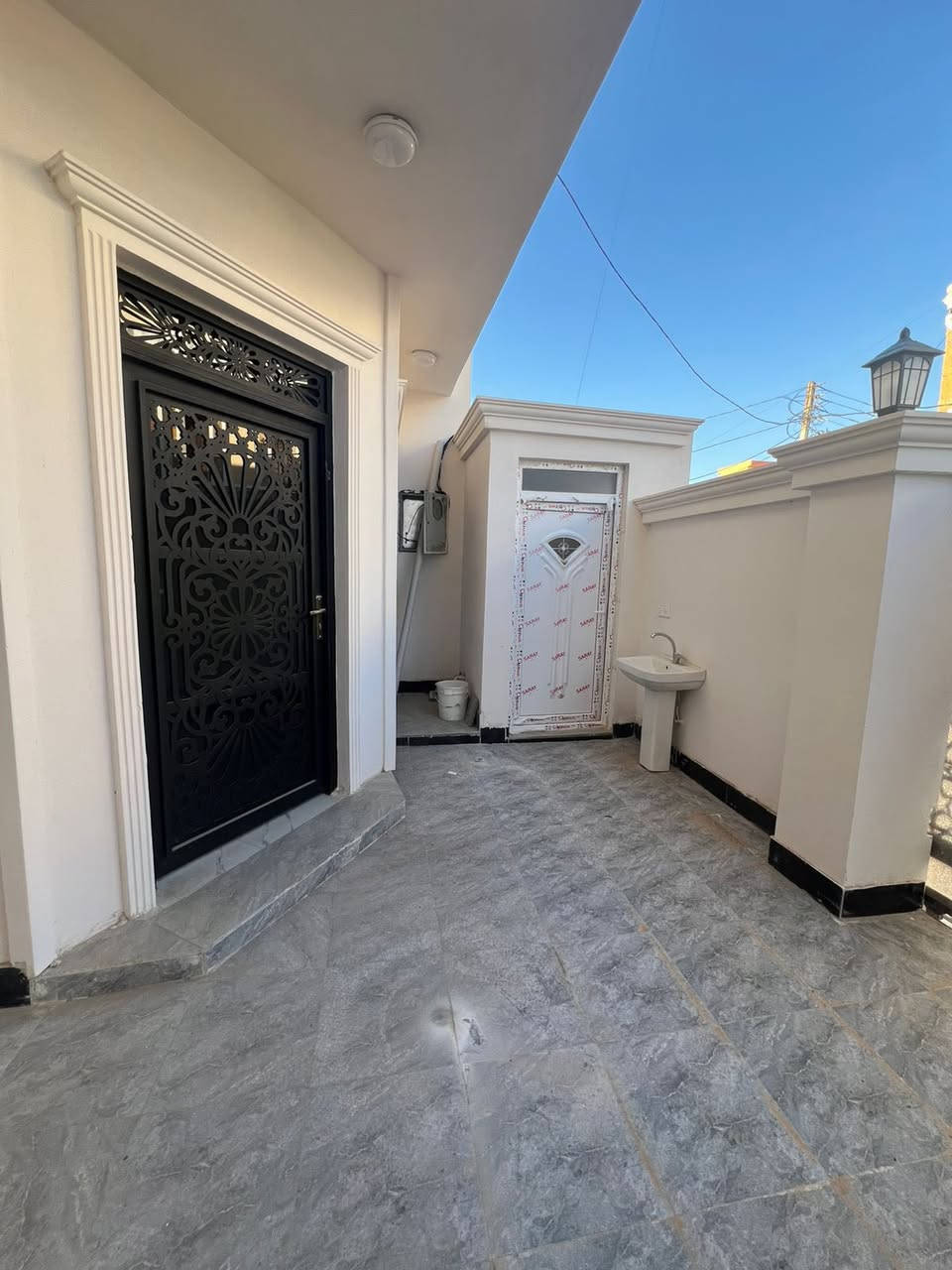 دار للبيع القادسيه حي الشهداء
مساحه الدار 146 متر /الواجه 7.20 والنزال 20 متر 

الدار ع شارع 12 متر وقريب جدا من مدرسة المستنصريه موقعه جدا مميز 

 يتكون الدار مطبخ و 4 غرف نوم واستقبال وصاله وسطيه 3  مجامع صحيه 

نضام الصحيات دفن شغل درجه اولى
گراج واسع وخارطه مرتبه 

للاستفسار الاتصال ع الرقم 

***********
