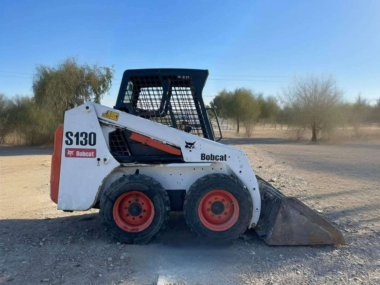 شفل بوبکات S130
مودیل 2007
بدون رقم 
مکینە و مضخات كلها بلا عیب و شرت
كهربائی و عقلها كلشیئ مالها شرت
تایرتات جدیدة و الكيلة جدیدة معمرة
سعرها 135$ ورقە و بیها مجال 
Viber & Whats app
***********
