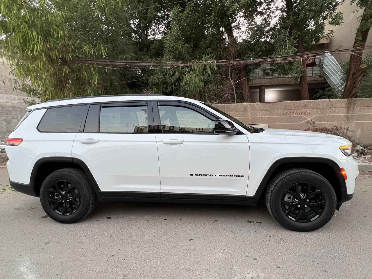 2024 JEEP GRAND CHEROKEE BLACK EDITION
((((كلين تايتل كفاله عامه ))))

        

                        (( رقم مميز ))

    

اللون :- white 

الموديل :- 2024 

سعة المحرك :- V6  3.6L

المسافه المقطوعه :-  19300 km

عدد المقاعد :- 7    مقاعد 

مواصفات السيارة :-    altitude  

                          

      👇👇 👇

      #الإضافات 👇

* شاشه 

*  وَيْل 18
  ￼
*  بصمه

* كاربلي اوتو اندوريد

*ثلاث قطع تبريد
 
*نقطه عمياء 

* اشاره بالمرايا 

* كير ماوس

* باب خلفي كهرباء

* حساس خلفي

* كراسي السائق كهرباء 

* هاند بريك كهرباء

* قياده ذاتيه

*تحديد مسار

*شفتات كير بالستيرن

* تحكم سرعه 

* تحكم مسجل  

* حمالة سقف

* رادار أمامي وخلفي  

* فرش جلد مع كنتاره 

*  فتحة سقف 

* تدفئه  المقاعد

السعر 35 الف قابل للتفاوض 

السياره كتاب شهداء بأسم والدي 

مكان السياره بغداد سبع ابكار 

***********

