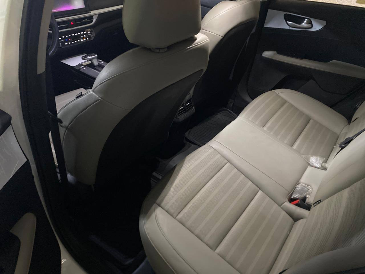 السلام عليكم ورحمة الله
كي ثري موديل ٢٠٢٢ للبيع مكفولة من الحادث

مواصفات الداخل جلد ابيض 

ماشية ٥٧ قابل للزيادة 

السيارة نظيفة جدا واستخدام شخصي وكله بانزين محسن ودهن ادينول 

بيها رصعتين خفيفات بالبنيد فد شوية اصورهن 
السعر ١٢٨ 

***********
