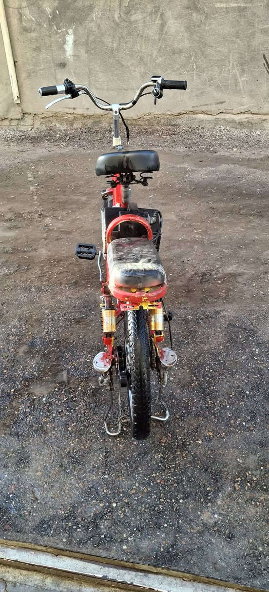 بيسكل شحن حجم20شرط الشغل نظيف جدآ.البطاريه بحاله ممتازه يمشي شحن وبايدان نقص بس جملاغات سعرهن ب١٠الاف وسعرهه بلاش ب١٢٥الف على الراغب بالشراء الاتصال بالرقم***********
