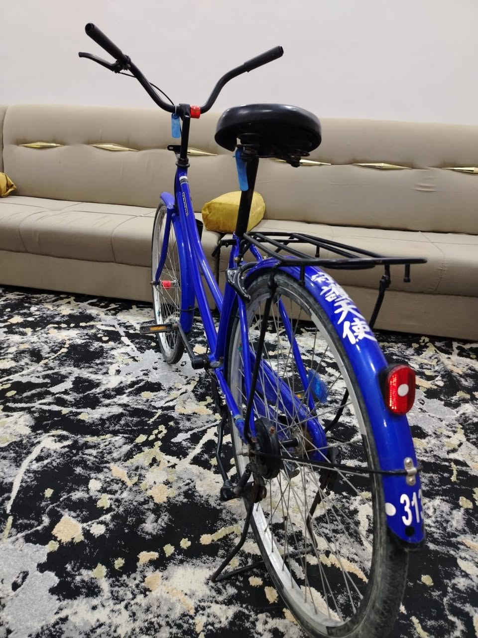 سلام عليكم بايسكل للبيع حجم 26
شركته سانتوس
البايسكل كامل ما ناقصه
السعر ب120 
العنوان سوق الشيوخ
الهاتف ***********
