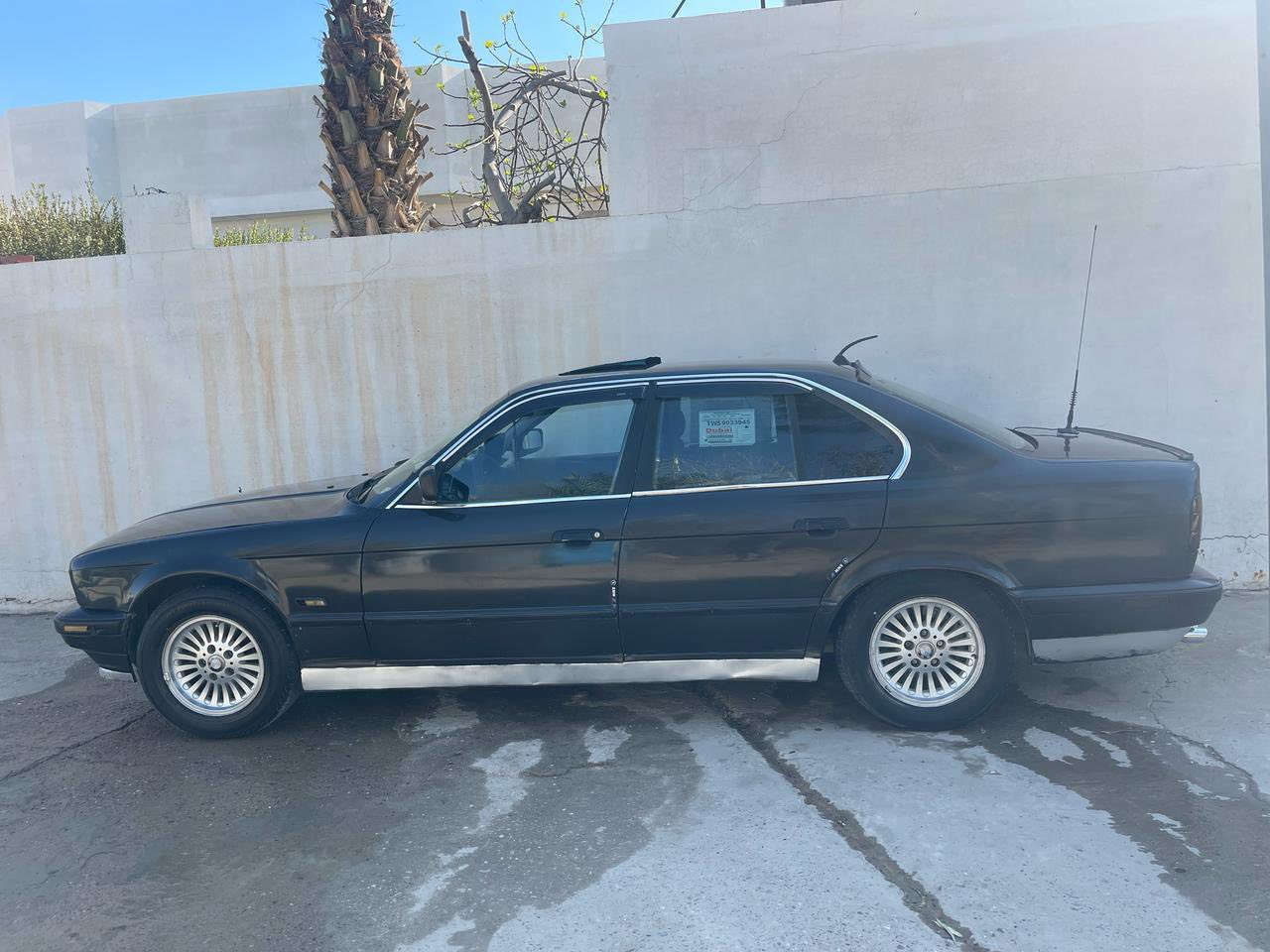 سيارة بي ام للبيع حجم 525 موديل 1990 معمر جديد للبيع مصبوغ جمالية فقط لون اسود كير اوتوماتيك محرك فل رقم دهوك عليها غرامة اربع ورقات ونص ينزل من سعرها تايرات باتري طخم سيارة كلشي بيها جديد مكاني الموصل 

رقم الهاتف : ***********
