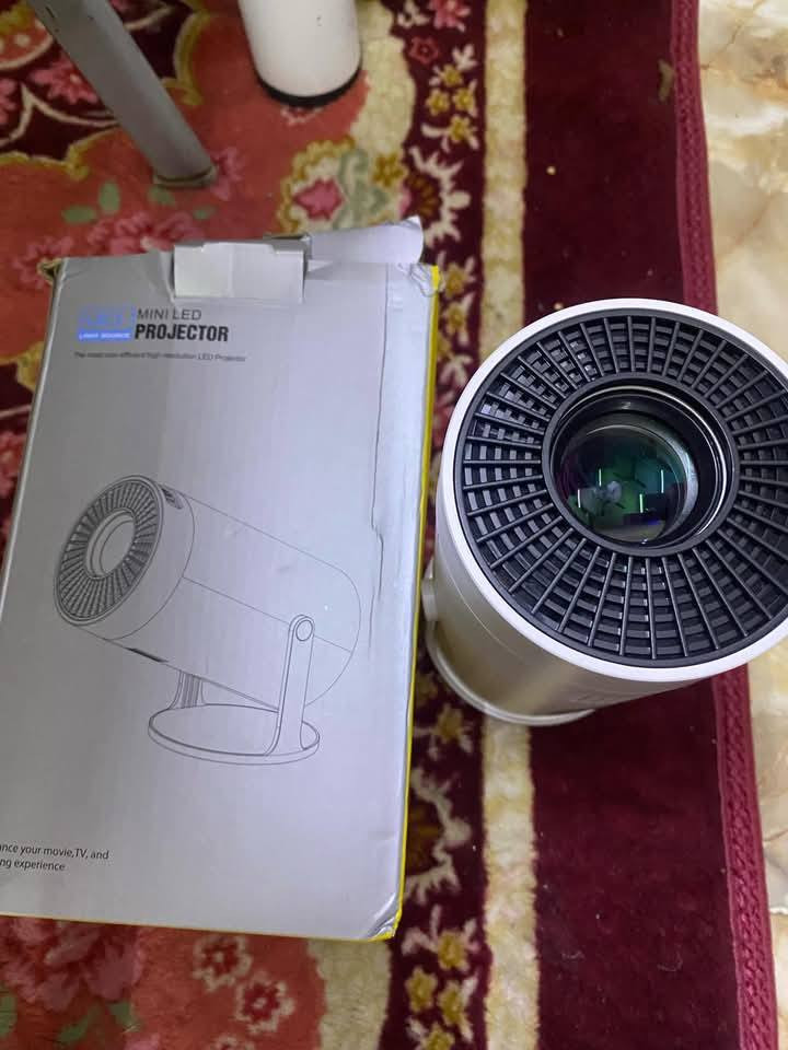 داتا شو فول مواصفات وايفاي وتربط على الشاشه ب٤٠ وبيها مجال
***********
