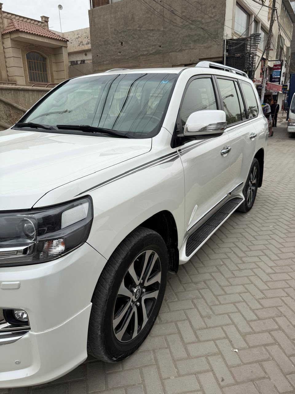 السلام عليكم للبيع لاندكروز GXR موديل 2019 ساز باب ثاني رقم بغداد بسمي   مكفول كفالة عامه من كلشي حتى الدعاميات كفاله ما عدا بارد شبر بالقماره
محرك سيارة 4000. V6
فول موصفات 1/1
بصمه تشغيل 
بصمه أبواب لمس 
تشغيل عن بعد 
فتحه سلايت
كشنات ثنين كهرباء 
كشنات جلد  
زراكات 
مري شفط 
شاشات خلفيه   
سبعه راكب 
ثلاث قطع تبريد 
حساس امامي 
حساس خلفي 
وباقي موصفات المعروفه 
السياره جديده حته اسبيرها منازل
ماشيه97 الف حقيقي 
السعر 49000
الاستفسار اتصل على الرقم *********** 
مكان بغداد
