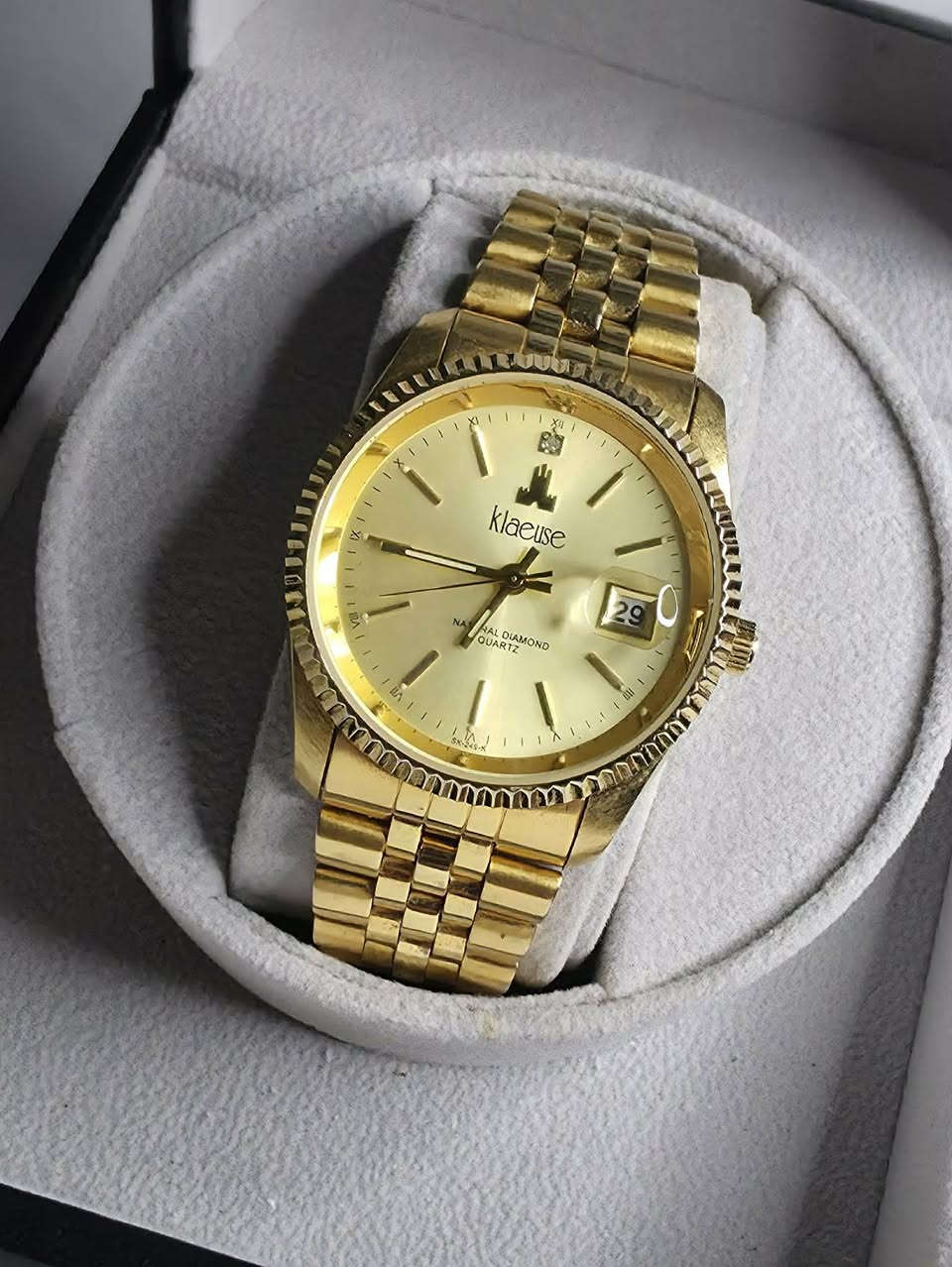 🔥 ساعة فخمة من klaeuse ياباني
🔥بتصميم كلاسيكي ملكي 
⌚ ساعة رجالية لون ذهبي كامل
✨ تصميم أنيق وفاخر يلفت النظر
📅 عرض تاريخ بعدسة مكبرة
💎 مناسبة للسهرات، الدوام، والهدايا
🛡️ خامة مرتبة وشكل يعطي هيبة وفخامة
إذا تريد تميز بإطلالة راقية، هاي الساعة اختيارك الصح 👌
السعر مناسب مقابل الفخامة والجودة 💰
راسلنا للحجز والاستفسار 📩


**إذا كنت صاحب هذا الإعلان وتريد حذفه لأي سبب، رجاءا أرسل رسالة إلى الدعم الفني**