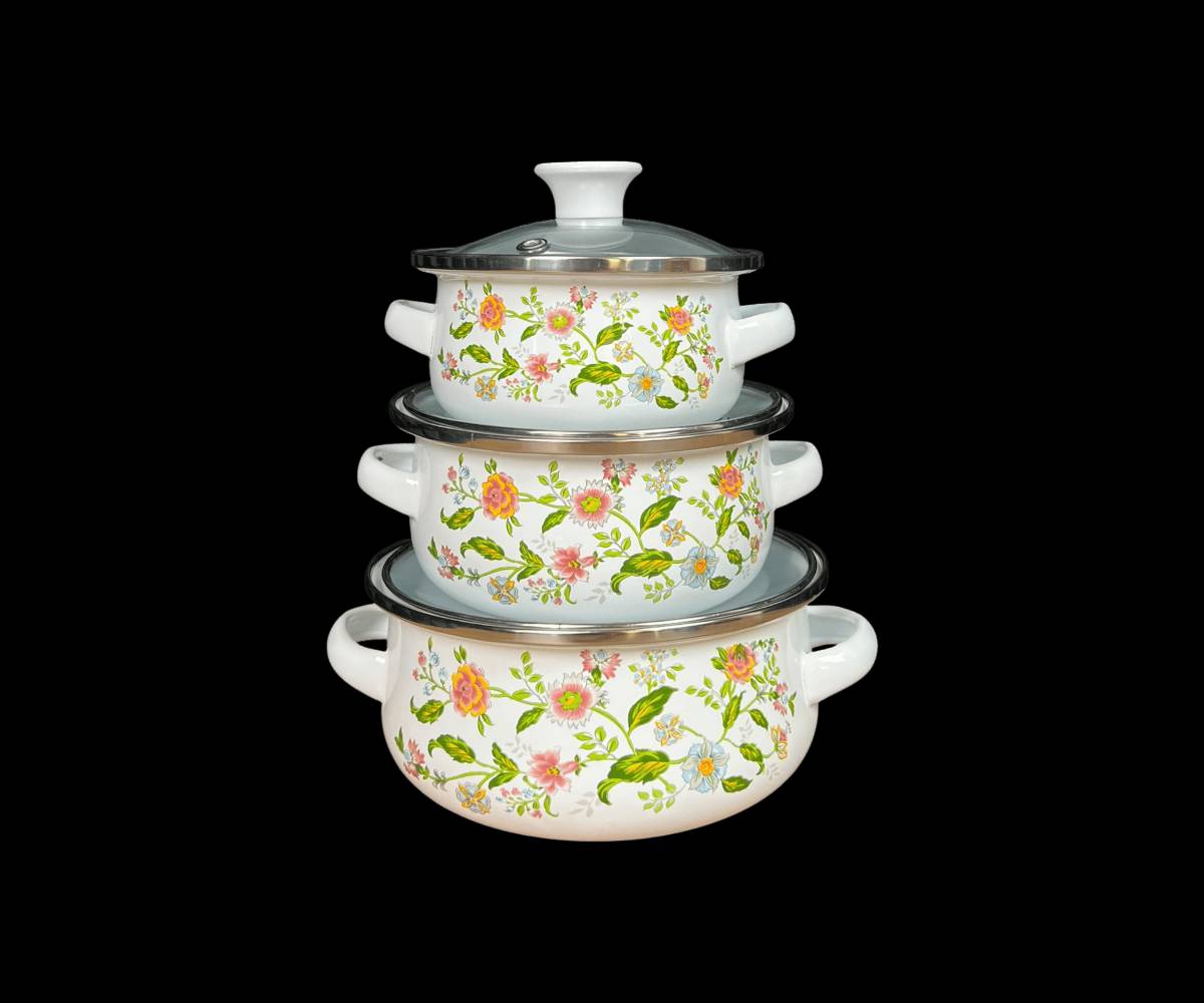 سيت قدور مينا ثلاثي صغير بغطاء زجاج – نقش ورد ملون

الاستخدامات

طبخ الرز، الشوربات، العدس، والمعكرونة بكميات صغيرة.

تسخين الطعام وحفظه ساخناً لفترة أطول.

مناسب للعوائل الصغيرة أو الاستخدام اليومي السريع.

مثالي للمطابخ الصغيرة والشقق.

المميزات

مصنوع من معدن مطلي بطبقة مينا حرارية مقاومة للصدأ.

طلاء داخلي أملس غير قابل للالتصاق وسهل التنظيف.

أغطية زجاج حراري شفاف لمراقبة الطعام أثناء الطبخ.

حافة ستانلس ستيل مقاومة للحرارة والصدمات.

مقابض جانبية مريحة وثابتة لسهولة الحمل.

تصميم نقش ورد ملون أنيق يضيف لمسة جمالية للمطبخ.

توزيع جيد للحرارة لطهي متوازن.

مناسب للاستخدام على الغاز.

محتويات الصندوق

- القدر الصغير: بقطر 12 سم.
- القدر المتوسط: بقطر 14 سم.
- القدر الكبير: بقطر 16 سم.

3 أغطية زجاج حراري بمقبض علوي.

الملاحظات

يفضل استخدام ملاعق خشبية أو سيليكون للحفاظ على طبقة المينا.

غير مخصص للاستخدام داخل المايكرويف.

يُغسل يدوياً للحفاظ على جودة النقش الخارجي.

قياس الكارتون:

- الطول: 16.5 سم
- العرض: 16.5 سم
- الارتفاع: 15 سم