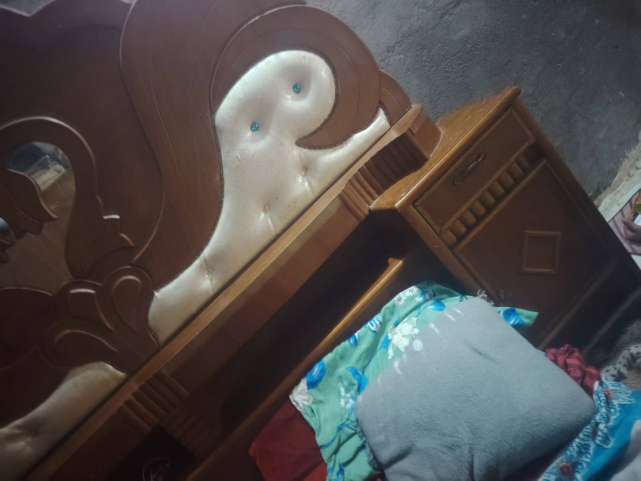 سلام عليكم غرفه خشاب عراقيه نضيفه عوزه ملاحضات جام بس نضيفه عوزه تلميع فقط كدام عينكم  ما بيه جربايه سعره 350 وبيه مجال لعنوان ميسان مقابيل طاقه ابو رمانه ***********
