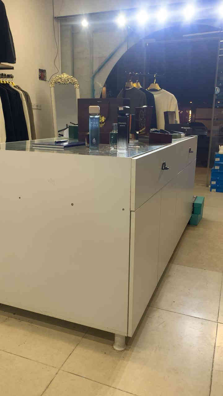 ميز خشب mdf الاصلي شرط مقاوم لكلشي السقف جام 6ml اربعه جرار واربع ابواب شفط قياس ارتفاع متر طول مترين سعرو 400 فصالو اغلى *********** مكانو العلم
