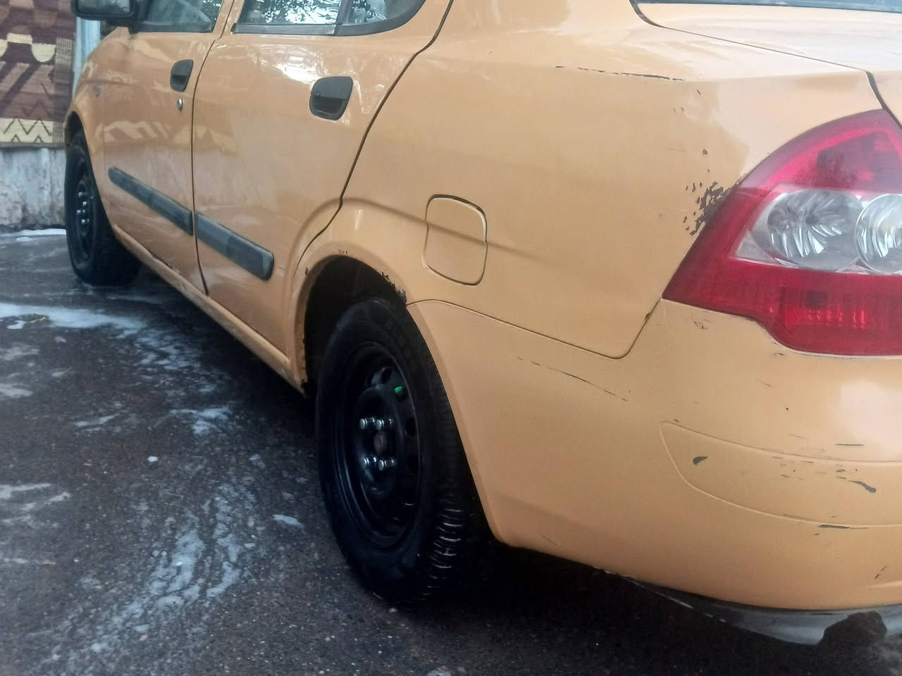 السلام عليكم للبيع طيبه 2016 سياره حلوه نظيفه مال بيت ما تشتغل بالشارع جير مكينه تخم تايرات جديد بيها  بيهة ضربه بلبكلايت الورة الخشم موضح بالصوره رقم بغداد انكليزي سنويه ل 26 باسمي مكان بغداد السعر 42 وبيهة مجال بسيط بيها كل شيء جديد ***********
