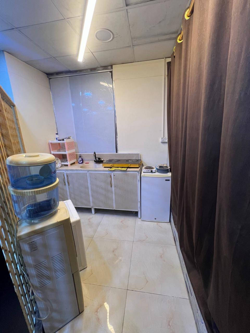 السلام عليكم
 يتوفر لدى
 مكتب عقارات الكنعان للإستثمار العقاري    

 شقه مؤثثه  للايجار في البصره 
#الجزائر قرب مرطبات ابو شعير 

تصلح لسكن الشباب والطلاب والموظفين وشركات 

متكونه من غرفه وصاله ومطبخ وصحيات طابق رابع 

مصعد موجود

 الايجار ٨٥٠الف قفل 🔐 🔐 شامل فاتورة الكهرباء 

للإستفسار الاتصال على رقم المكتب 🏢 👇
***********
*********** البصرة, العراق
