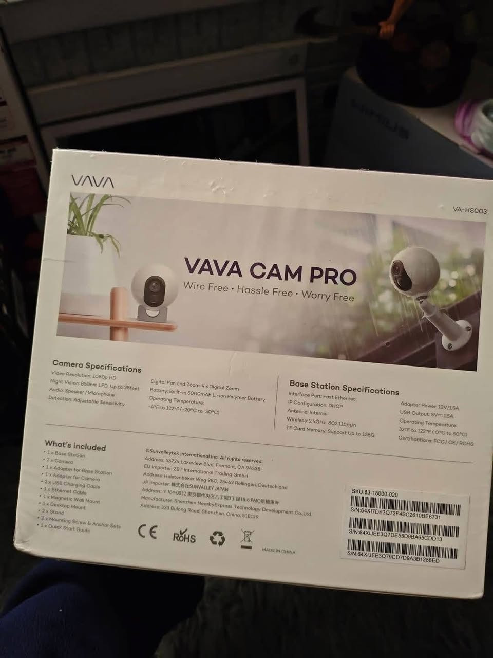 المنتج الموضح في الصورة هو نظام كاميرات مراقبة VAVA Cam Pro اللاسلكي بدقة 1080p. يتميز هذا النظام بكونه لاسلكياً بالكامل، حيث يعتمد على البطاريات للتشغيل والاتصال بالإنترنت عبر الواي فاي. [1, 2, 3]

#خلي_سعرك_وبالعافية 

#الميزات_والمواصفات_الرئيسية

#جودة_الفيديو: دقة كاملة (Full HD) تصل إلى 1080p، مع رؤية ليلية تلقائية باستخدام مصابيح الأشعة تحت الحمراء. 

#عمر_البطارية: تحتوي الكاميرا على بطارية قابلة للشحن بسعة 5000 مللي أمبير، ويمكن أن تستمر من 3 إلى 5 أسابيع بالاستخدام العادي، أو حتى 100 يوم في حالات الاستخدام الموفر. []

#المقاومة_للعوامل_الجوية: حاصلة على تصنيف IP66، مما يعني أنها مقاومة للغبار والماء، ومناسبة للاستخدام الخارجي في مختلف الظروف الجوية. [1, 2]

#التخزين_المحلي: يتم تخزين لقطات الفيديو المشفرة محلياً على بطاقة microSD بسعة تصل إلى 128 جيجابايت توضع في المحطة المركزية (Base Station). 

#ميزات_إضافية: صوت ثنائي الاتجاه، مستشعر حركة (PIR) لتقليل التنبيهات الكاذبة، وزاوية رؤية واسعة تبلغ 110-140 درجة. 

#تفاصيل_التثبيت_والاستخدام

يتم الإعداد عن طريق توصيل المحطة المركزية بجهاز التوجيه (Router) عبر كابل إيثرنت، ثم مزامنة الكاميرا لاسلكياً معها باستخدام تطبيق VAVA Home. يدعم النظام إضافة ما يصل إلى 4 كاميرات لكل محطة مركزية. 

المنتج الموضح في الصورة هو نظام كاميرات مراقبة VAVA Cam Pro اللاسلكي بدقة 1080p. يتميز هذا النظام بكونه لاسلكياً بالكامل، حيث يعتمد على البطاريات للتشغيل والاتصال بالإنترنت عبر الواي فاي.

المنتج الموضح في الصورة هو نظام كاميرات مراقبة VAVA Cam Pro اللاسلكي بدقة 1080p. يتميز هذا النظام بكونه لاسلكياً بالكامل، حيث يعتمد على البطاريات للتشغيل والاتصال بالإنترنت عبر الواي فاي. [1, 2, 3]


**إذا كنت صاحب هذا الإعلان وتريد حذفه لأي سبب، رجاءا أرسل رسالة إلى الدعم الفني**