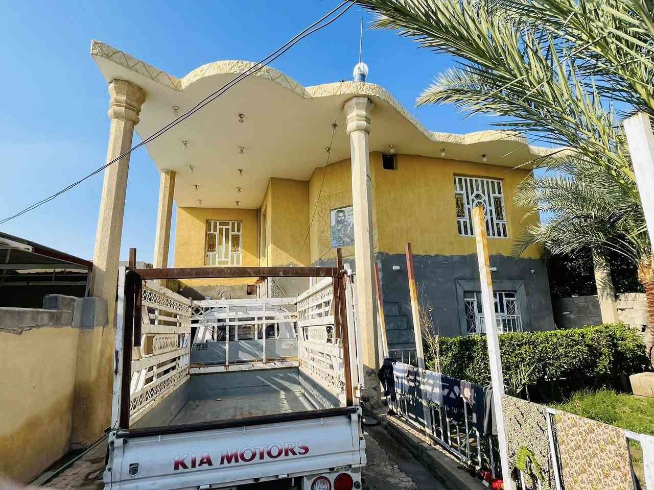 بسم الله الرحمن الرحيم 
دار سكن طابو زراعي 300م طابقين 
على الشارع الصيني 
مجاور مدرسه المبادئ
يحتوي على ( 4 غرف نوم ) 
استقبال+هول+ صاله +كلي دور 
صحيات داخلية + خارجية - بناء ابلوك الطابق الاول وعكاده درجه اولى + صب الطابق الثاني 
ماء - كهرباء 
للاستفسار والاتصال  
***********
***********
#مكتب_انوارالمنتظر_للعقار 
واسط - الزبيدية - شارع الكراج عمارة سيد هاشم سيد تركي
