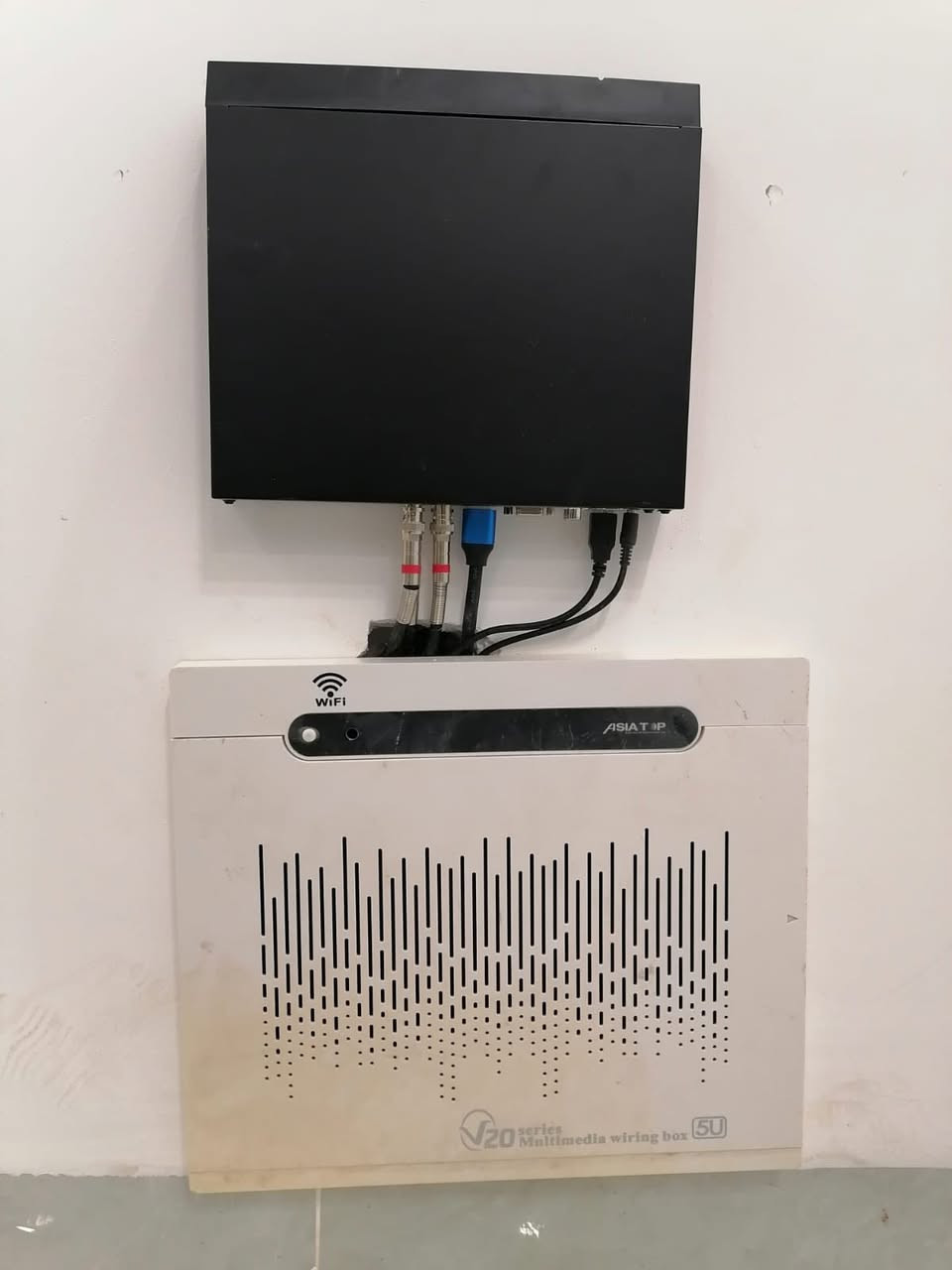 على بركة الله ✨  

تم تجهيز وتنصيب سيستم كاميرات مراقبة بدقة عالية جداً 📹  

🔹 تجهيز جهاز DVR بدقة 8 ميگابكسل  
🔹 كاميرات مراقبة خارجية بدقة 6 ميگابكسل  
🔹 مع كافة الملحقات الأصلية  

تنصيب احترافي بإشراف كادر مختص وبأفضل المعايير 🔧  

للاستفسار والتواصل:  

📞 ***********  

مكتب الوسام لخدمات الحماية والاتصالات

العنوان : قضاء الدور / شارع البانزيخانة/ مقابل متوسطة الشيماء للبنات - مجاور اعدادية الشيماء للبنات.
