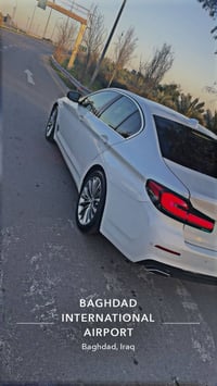 BMW 530 2023 بيها قطعتين بنيد وحاملغ بدون دواخل رقم اربيل باسمي ايرباك...