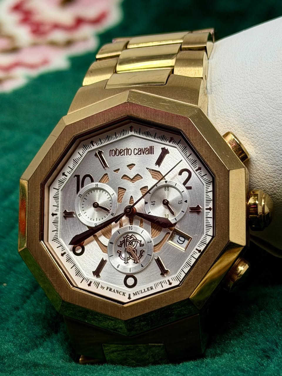 ⌚ للبيع: ساعة Roberto Cavalli by Franck Muller (إصدار النخبة)
ملخص العرض: ساعة تجمع بين فخامة التصميم الإيطالي ودقة الصناعة السويسرية، بحالة ممتازة وتفاصيل تخبل، مثالية للهواة والباحثين عن التميز.
تفاصيل الساعة:
• الماركة: روبرتو كافالي (Roberto Cavalli) بتوقيع المصمم العالمي فرانك مولر (Franck Muller).
• الصناعة: سويسرية أصلية (Swiss Made).
• القطر: 42 ملم (حجم مثالي يبرز هيبة المعصم).
• الجامة (الكريستال): زجاج زفير (Sapphire Crystal) مقاوم للخدش بشكل فائق.
• المينا: تصميم هندسي مميز بنقشة شعار الماركة، مع عدادات كرونوغراف وتاريخ.
• اللون: ذهبي ملكي متين يعكس الإضاءة بشكل رائع.
• المقاومة: مقاومة للماء حتى عمق 50 متر (5ATM).
ليش تقتني هاي الساعة؟
• تصميم الـ Octagon (الثماني الأضلاع) يعطيها طابع عصري وقوي يشبه الساعات العالمية الفاخرة.
• شراكة فرانك مولر تضمن لك ماكينة سويسرية دقيقة وعالية الجودة.
• الساعة تعتبر قطعة فنية واستثمار حقيقي لعشاق الساعات.
💰 السعر: 550$ (قابل للتفاوض البسيط للجادين).
📍 المكان: الحلة / بابل (أو حسب رغبتك في تحديد طريقة التسليم).
للإستفسار أو الشراء، يرجى التواصل على الخاص.
حي الله من زارنا وتكحل عينه بهاي التحفة!


**إذا كنت صاحب هذا الإعلان وتريد حذفه لأي سبب، رجاءا أرسل رسالة إلى الدعم الفني**