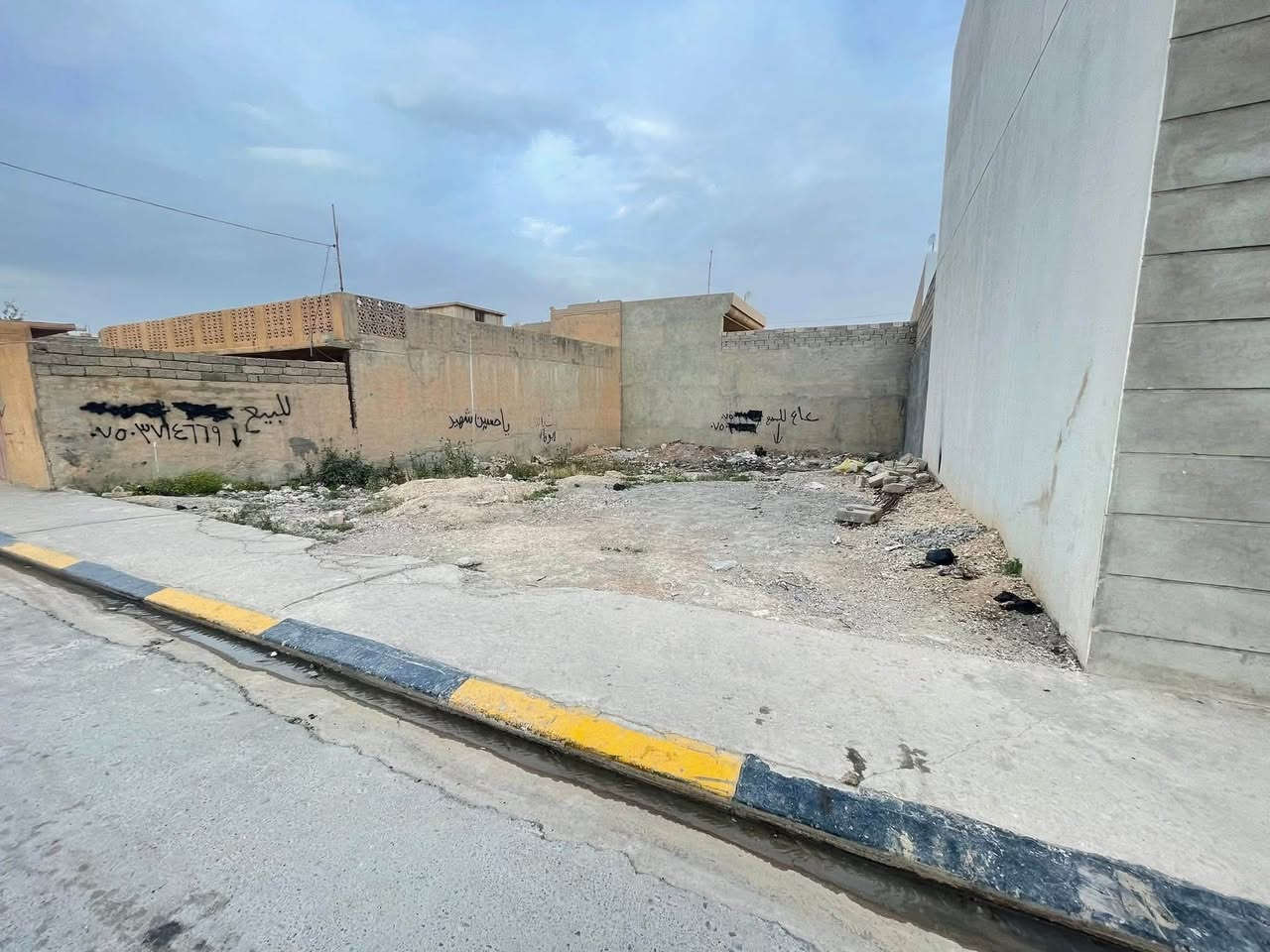 قطعة الأرض للبيع حي المتنى
مساحه 260 م واجه 13والنزال 20 
يم بيت ذكتور  جبار للاستفسار عن السعر 
يرجى الاتصال على الرقم ***********
