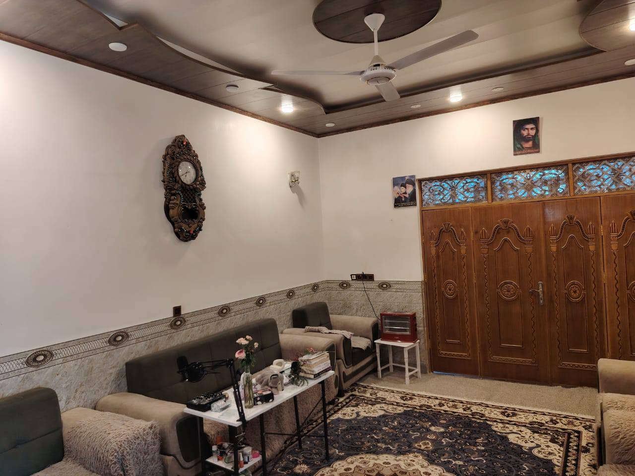 بيت للبيع طابو زراعي سند 25مشمول بلقرار ركن مساحته 240متر 
بي ثلاث محلات ع الشارع 
يحتوي على غرفتين وصالة واستقبال ومطبخ حار وبارد وحديقه خارجيه وصحيات داخلي وخارجي بناء طابوگ 
صب كونكريت مسلح بناء درجه اولى وجديد 
مكانه ابو صخير نهايه شارع الاطفاء ع الشارع 
قرب معمل ماء الساقي *********** للتواصل الاتصال
