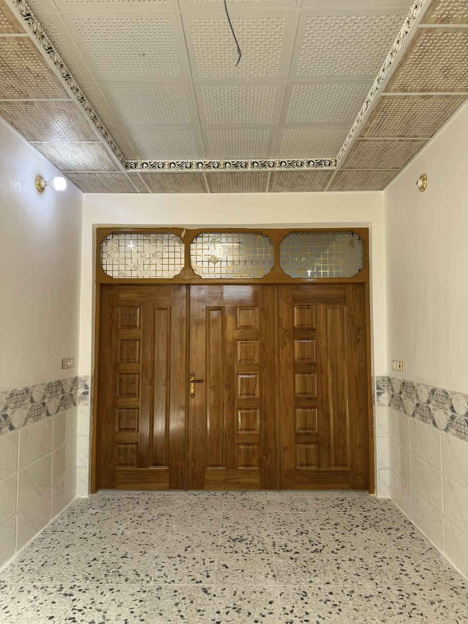 سلام عليكم بيت 100متر 5في20 طولانيه بناء جديد بناء طابوك نهروان صبه كونكريت فوك وجوه البيت مكون من غرفه وصاله ومطبخ رستقبال وطارمه وصحيات كاشي وسيراميك كهرباء وماي ومجاري البيت شارع عشره تبليط البيت طابو صرف بناء درجه أولى مكان البيت نجف حي العسكري مدارس قرب الادله الجنائية مابيع البيت على مصرف العقاري الاستفسار عن الرقم ***********
