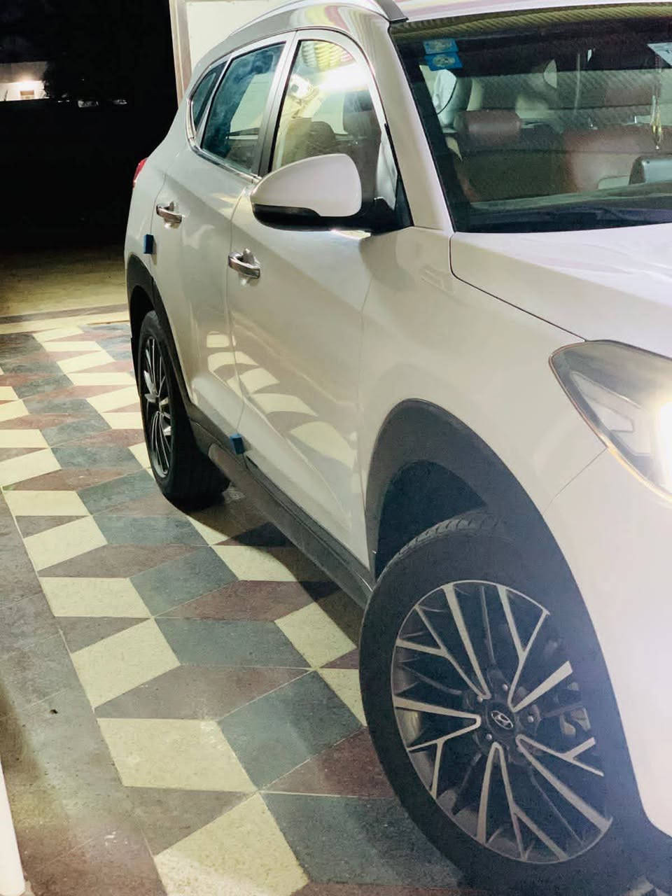 السلام وعليكم
للبيع هونداي توكسان موديل 2019الشكل المقدس 
 
 سيارة خليجي وكالة الكاصد 
 فول مواصفات عدا البنراما 
تحكم جهتين عدسات كشافات ضباب 🌫️ ولاية زنون تحكم استيرن جهتين  كامره قلابه عند البك شاشه كبيره ويل كب اكروم 
 حساسات اماميه حساسات خلفيه 
اكشانه جلد مشمشي +داخل عسلي شركه 
كشنات كهرباء 
ويل كب اكروم برده خلفيه 
شركه 
سياره حيل جديده عدا ملاحظه بسيطه 
   رقم انبار هزه جديد +رقم دولي جديد تحويل بماشر سعره 193وبيه مجال  /***********
