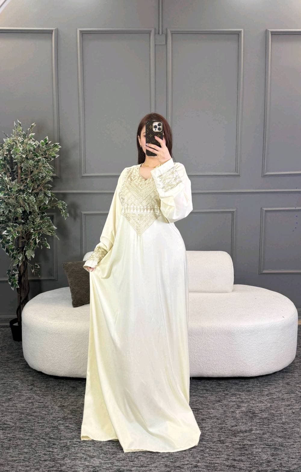 دشاديش متنوعة بألوان جميلة وتصاميم مختلفة، مثالية للمناسبات المختلفة. القماش ناعم ومريح ويمكنك الاختيار من بين عدة ألوان وأشكال ليتناسب مع ذوقك الخاص.