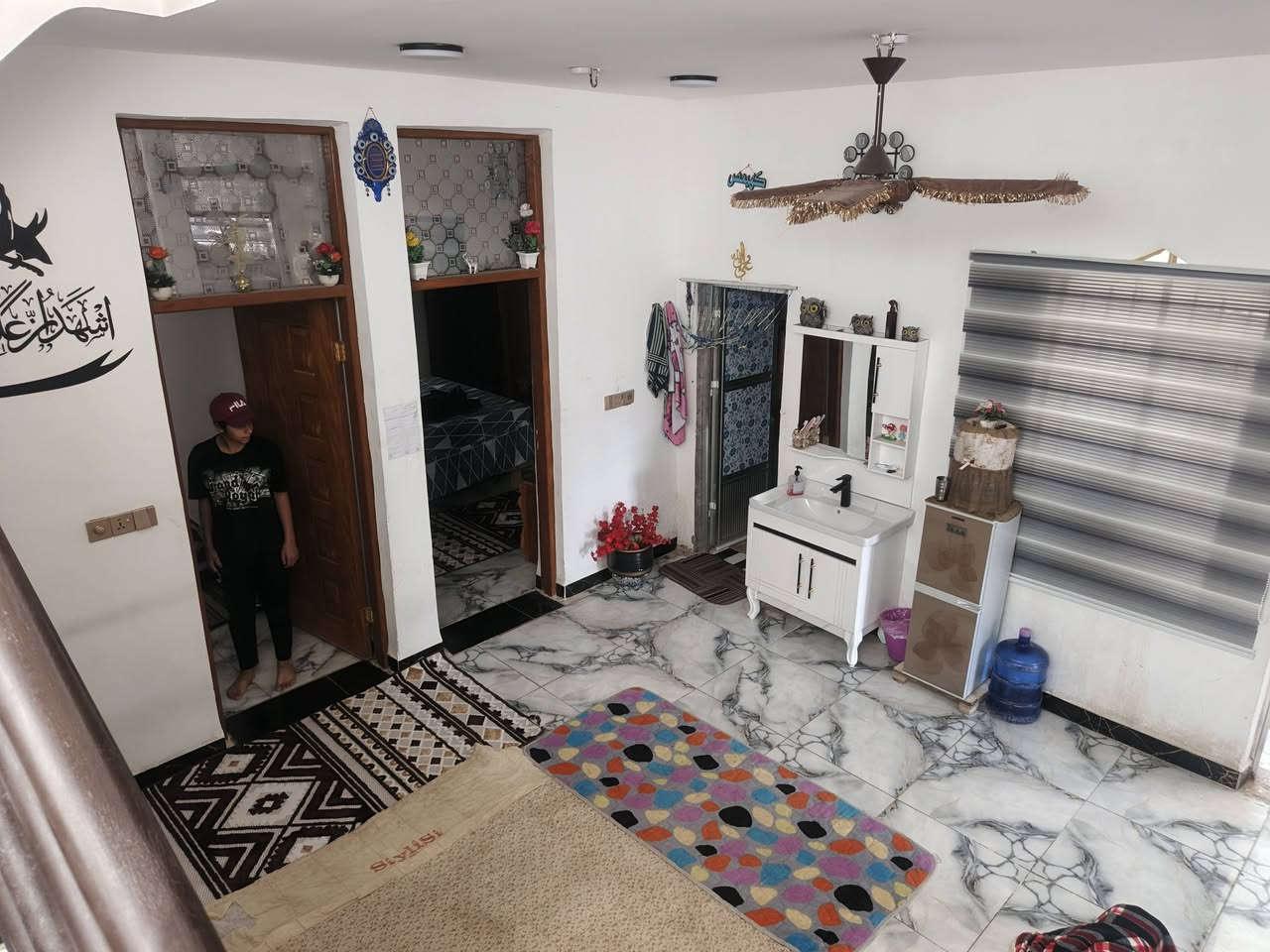 السلام عليكم بيت في حي الحكيم نزله عميد جادر مقابيل سكله أبو حسن قريب على دبيه بيت مساحته 200 بناء طابوك بيت وجه 8 نزار 25 الساس رفته مرقم بلديه بناء 2025 بيت يحتوي على غرفتين صاله مطبخ وصحيات للاستفسار على سعر تصل على رقم ***********
