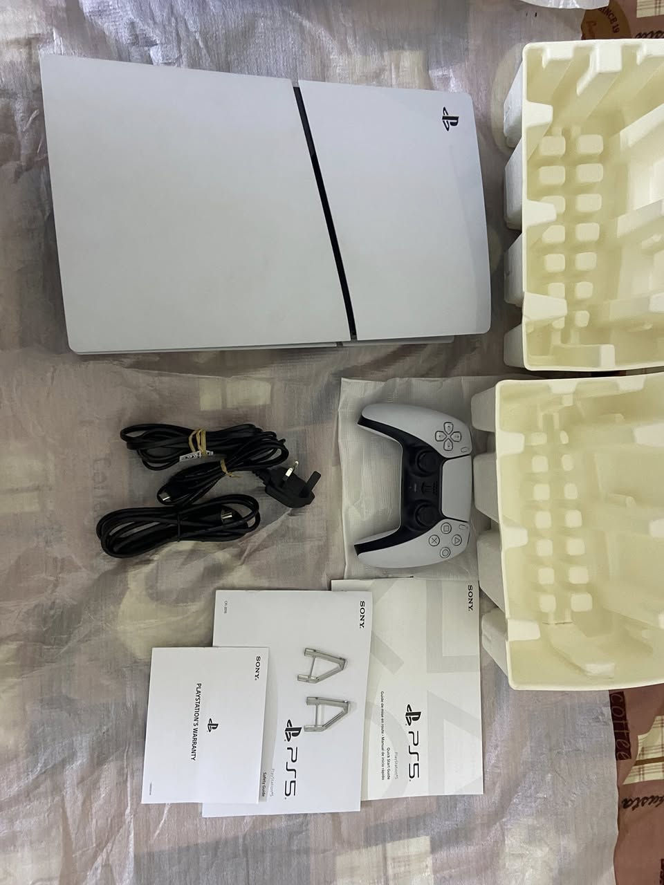 السلام عليكم بلي فايف سلم 

الجهاز حاله حال الجديد الله شاهد جدا نضيف ومكفول من كلشي حتى من الشخط  تاخذه من باب البيت وبي ضمان هم

كامل ملحقاته الاصلي كارتونه وكيبلات واليده الاصليه مابي ولانقص

واكو العاب هم داخل الجهاز منها fifa 26
وكول اوف ديوتي وبعد شكم لعبه

مكاني بغداد ا((لاعظميه)) السعر ((675)) رجاء معجبك سعر اعبر منشور 
 شراي يتصل فقط ***********
