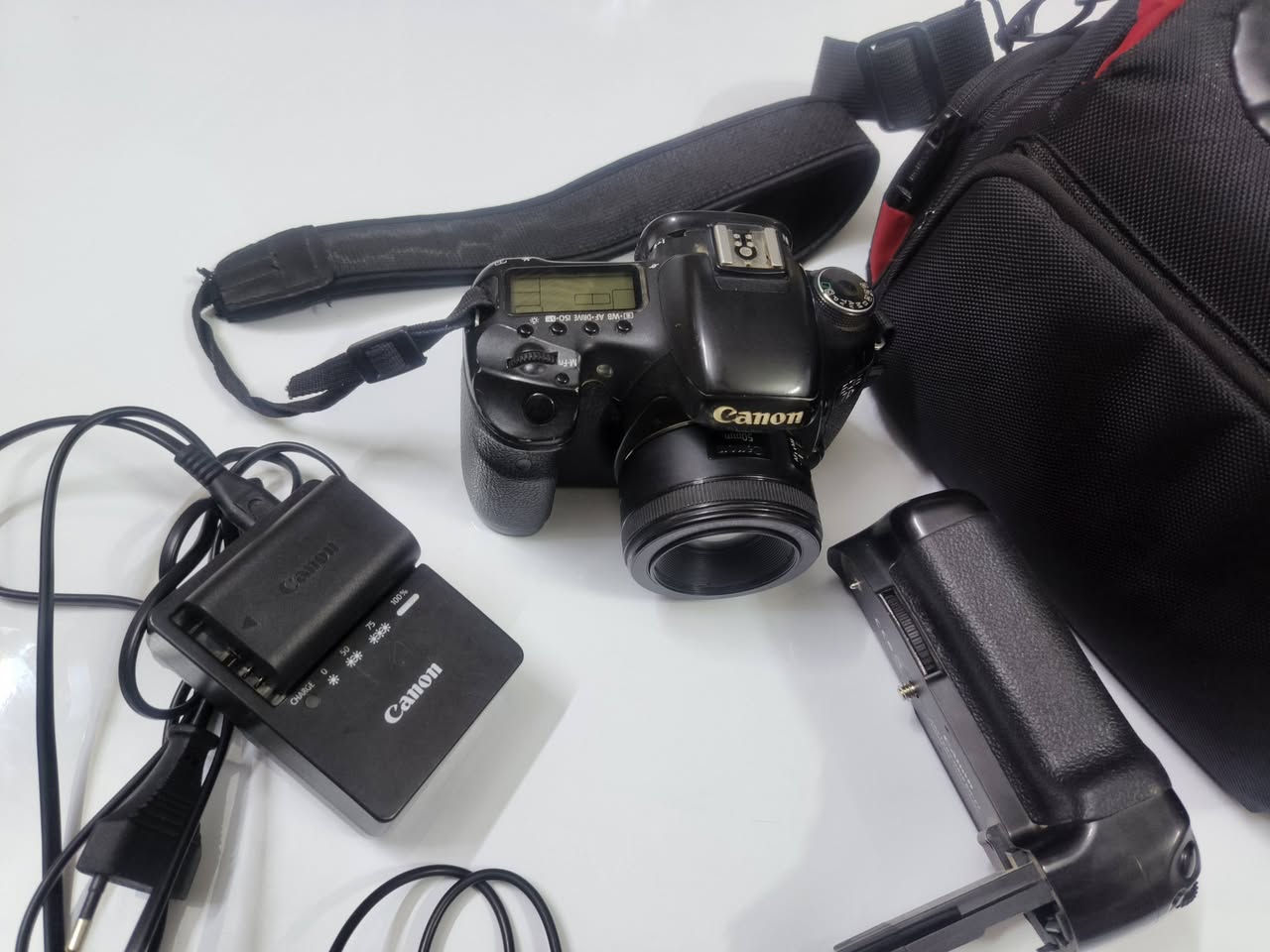 كاميرا كانون دي 7 مارك1 استخدام جداً قليل ونضيفه جداً جداً 95٪
غراضه
2جنطة كاميرا 
كرب للكاميرا + دبل بطارية 
3- شاحنة الاصلية للكاميرا
السعر مناسب خاص 
رقمي : ***********
        ***********
 رقم الاسيا واتساب ومفتوح
