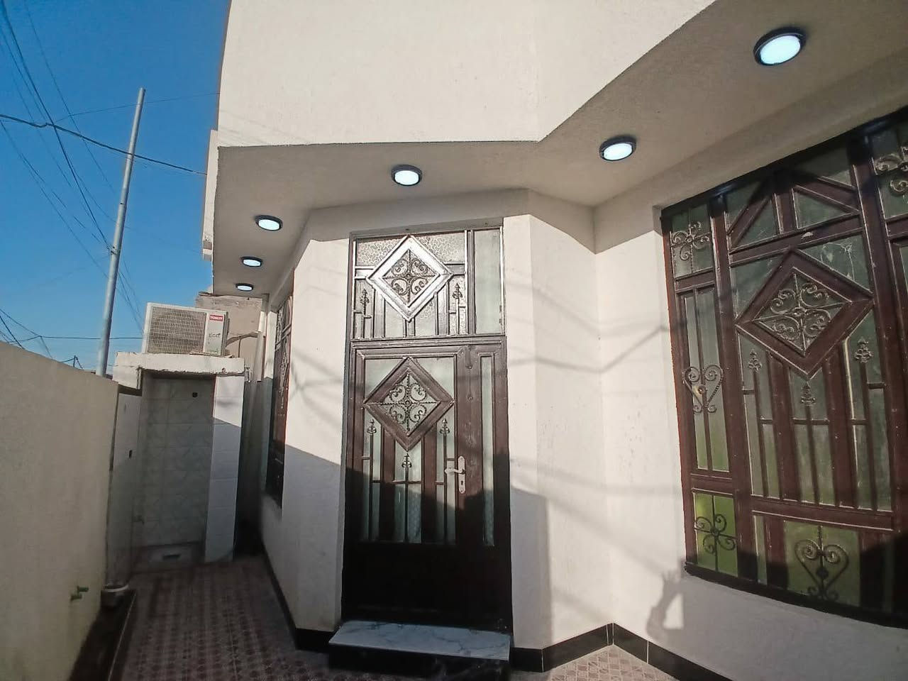 السلام عليكم دار سكن للبيع في الكوت منطقة حي الحكيم نزلة الوائلية بالقرب من الشارع العام مساحتة 150م البناء طابوق درجة اولى والسقف صب مسلح والارضية والجدران سيراميك ويتكون البيت من غرفة وصالة ومطبخ واستقبال وصحيات داخلية وخارجية ومتوفرة كافة الخدمات ماء وكهرباء ومجاري رئيسية ومرقم من قبل البلدية السعر 52 وبي مجال الاستفسار الاتصال على هذا الرقم ***********
