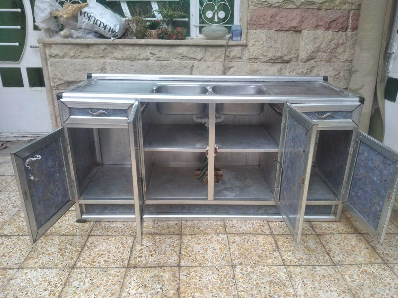 كاونتر المنيوم ٢ متر مع ملحق وسنك ١٩٠ سم نضيف جدأ فقط يحتاج سجج جارات فقط شغل ثقيل سنك اصلي  مكاني قرب سيطرت الشعب القديمه  سعر  ٢٥٠ الف ***********
