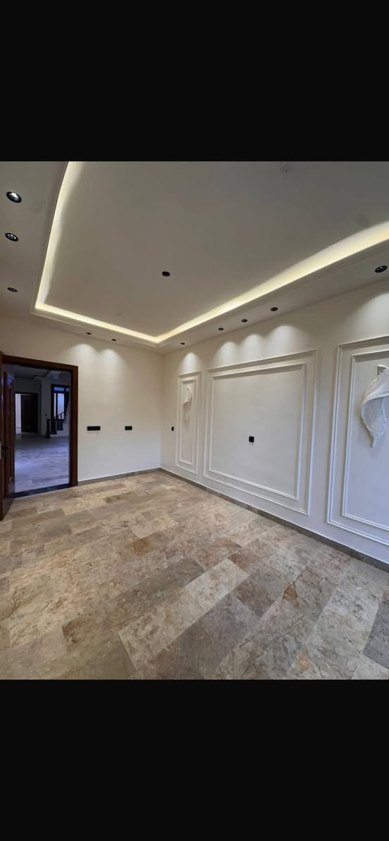 #للبيع دار في السيدية 🏠
خامس عقار  تجاري الضباط 📍

🚪 تفاصيل العقار:
• المساحة: 150 م²
• الواجهة: 6 م• النزال: 25 م

✨ التقسيم الداخلي:
🔹 الطابق الأول: مدخلين و صالة واسعة + مطبخ عملي  حار بارد + غرفة نوم +هول داخلي +حديقة داخلية وشلال + خدمات صحية عدد 2 + كراج سيارة 
🔹 الطابق الثاني: 3 غرفة نوم سويت + خدمات صحية رئيسة
🔹 الطابق الثالث: غرفة نوم سويت + لوندري متكامل ومطبخ

✅ موقع راقي وخدمات متوفرة ✔
✅ سعر مغري ومناسب ✔
للاستفسار ***********
