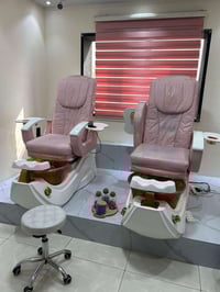 كراسي بدكير كراسي نظيفة جدا واستخدام شهرين فقط يعني بحالة الجديد  كامل...