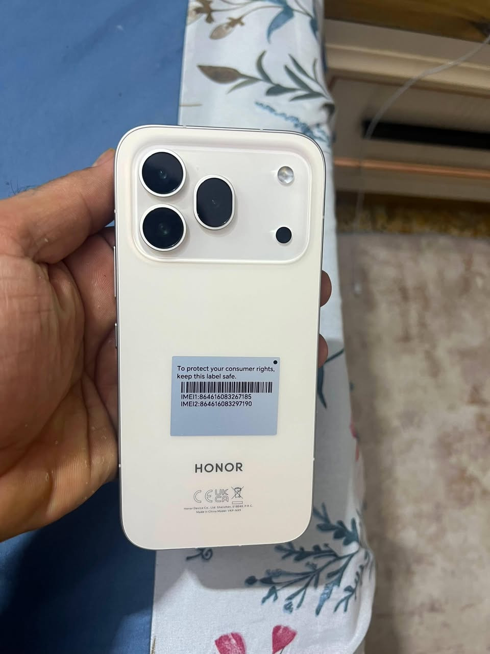 ---

*للبيع Honor 600 Pro 5G لون ابيض Golden White* 
*الحالة*: نضافة 100/100 - مابي اي خدش ولا تبديل 
*الذاكرة*: 512GB 
*الرام*: 12GB 
*الملحقات*: كارتون + شاحن اصلي 80W + كيبل + جراب 
*المواصفات*: 
- معالج Snapdragon 8 Elite
- بطارية 7000mAh + شحن سريع
- كاميرا 200MP + تصوير 4K
- شاشة 6.57 AMOLED 120Hz 8000nits
- ضد الماء والغبار IP69K

*السعر*: خاص 
*المكان*: الحلة - بابل 
*للتواصل*:  خاص لو واتساب ***********
_الجهاز استخدام شخصي وكلشي بيه اصلي_

