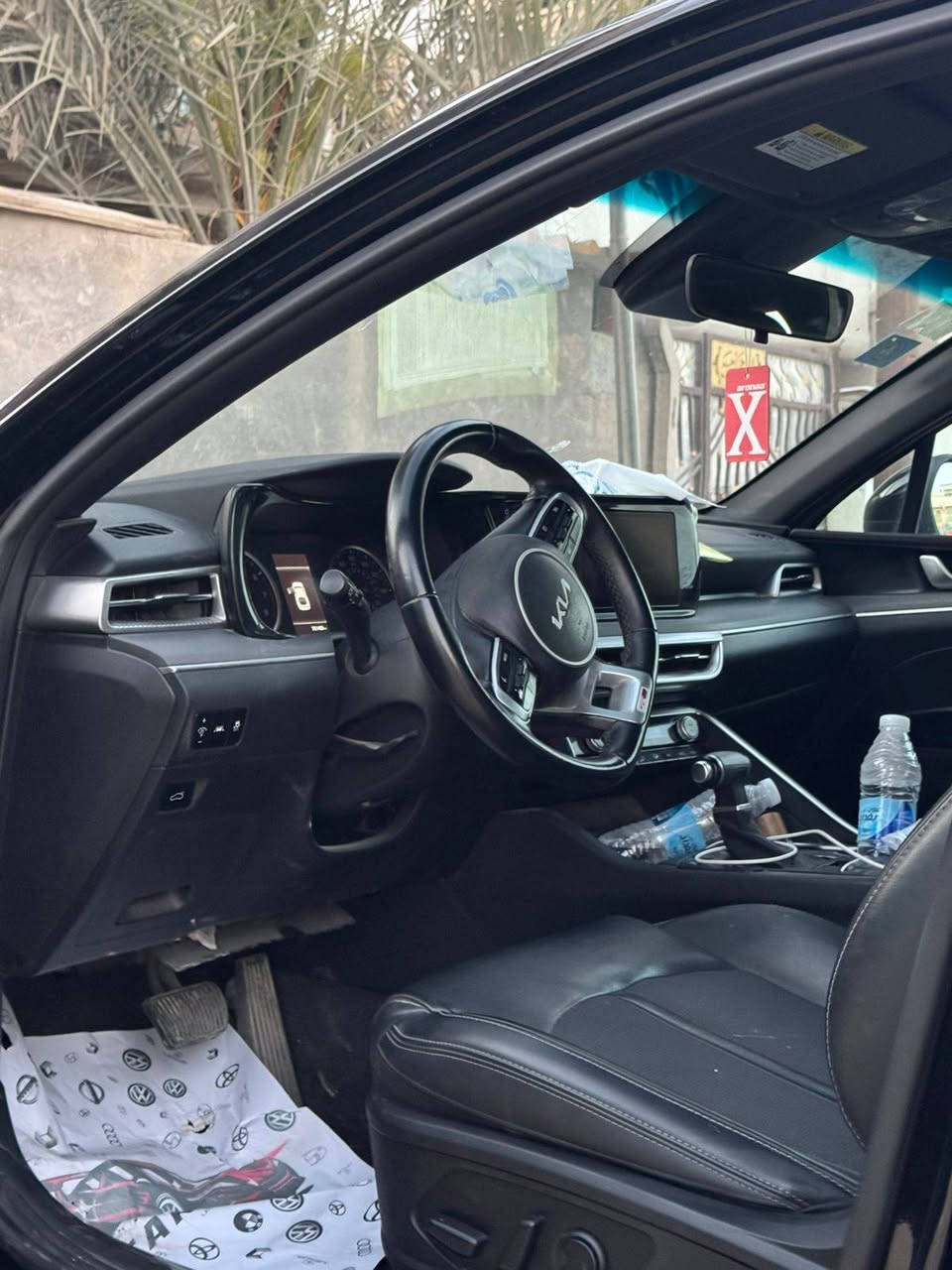 السلام عليكم
للبيع كيا K5

ماشية (65) الف ميل 

الفئة جيتي لاين فول مواصفات 

الموديل 2022 اسود

رقم بغداد  باسمي 

الضرر بنيد صبغ 

المواصفات 

1- حجم المحرك ٤ سلندر ١٦٠٠ تيربو 

2- كامره

3- رادار خلفي + امامي 

4- رادار جانبي مانع اجتياز 

5- بصمة ابواب + تشغيل عن بعد 

6- زنون عالي ناصي 

7- مقاعد جلد اسود مختوم جيتي لاين

8- اشاير بالمري 

9- مقعد السائق كهربائي 

10- هاند بريك بصمة 

11- تحديد مسار 

12- شاشة كبيرةً مع كامرة دوارة 

13- ستيرن رياضي حرف D مختوم جيتي لاين

14- مثبت سرعة 

15- شاحن هاتف وايرلس

16 - شاشة كار بلاي واندرويد 

17- ٤ وضعيات قيادة ايكو+ سبورت + سمارت + نورمل

18- فتح جنطة بصمة وعند الاقتراب 

19- قيادة ذاتية على خطوط البيضاء 

وباقي المواصفات معروفة في فئة جيتي لاين
***********

السعر (( 173)) وبيها مجال 

مكان السيارة بابل-حلة
