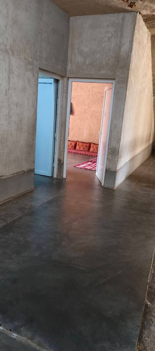 دار سكن للبيع. 
في حديثه حي المعلمين. 
قرب القائمقامية. 
مساحة الدار260م. 
طابقين. 
يحتوي على ما يلي. 
الطابق الاول: 
*ديوان 7×4.
*هول6×4.
مطبخ 6×4.
غرفتين نوم 4×4  4×5.
صالة داخلية 4×4
صحيات داخلية 
صحيات خارجية
الطابق الثاني: 
3غرف نوم 6×4  6×4  4×4.
صحيات 2×2.
بعض الغرف صب ناعم والصحيات سيراميك. 
السعر المطلوب 70مليون وبي مجال للتفاوض 
عنوان المكتب📍 الانبار قضاء حديثة سوق الحي العسكري قرب اسواق ابو حسين 
أ.استاذ هشام حسين ابو احمد ***********واتساب ***********
رائد المعاضيدي ***********
